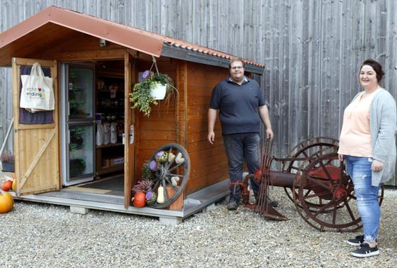 Anna Lisa Schwanner und Alexander Maier haben diesen liebevoll eingerichteten Mini-Hofladen neben einer landwirtschaftlichen Halle eingerichtet. Foto: kw