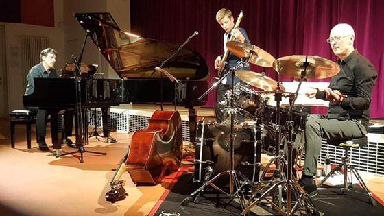 Musikalisch prägt das Tilman-Jäger-Trio den Jazz-Abend zu Ehren von Charly Antolini. Foto: VA