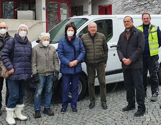 Der 2. Bürgermeister, Michael Lilienthal (3.v.r.) überreichte im Namen der Gemeinde Taufkirchen ein Fahrzeug an die Helfer des Hachinger Tisches, die damit die Lebensmittelbeschaffung organisieren können. Foto: Caritas