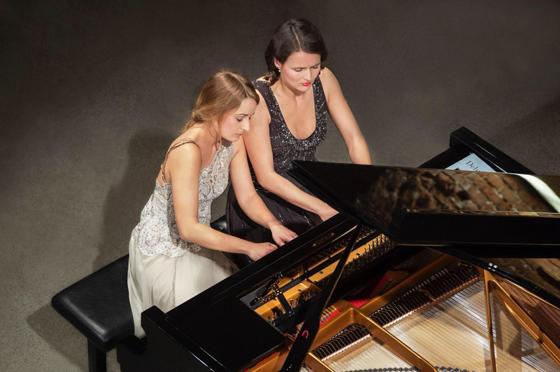 Das Klavierduo Anna Buchberger und Henriette Zahn spielen am 4. Februar in Neubiberg. Foto: BB Artists