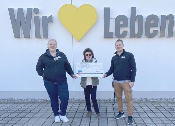 Die beiden EDEKA-Marktleiter Ines Rahneberg und Florian Kosok übergaben an Diana Müller vom Arbeitskreis ZusammenLeben den großzügigen Spendenscheck. Foto: Privat