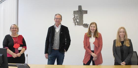 Ingrid Kaps mit den neuen Richtern Markus Nikol, Theresa Fröschl und Dr. Lilly Dürmeier (v.li.). Foto: Vroni Macht