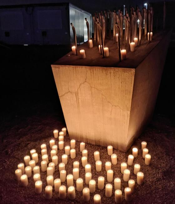 Am Ende waren es sogar mehr als 77 Kerzen am Mahnmal, weil einige Besucher eigene Lichter mitgebracht hatten. Foto: Markus Brennhäußer