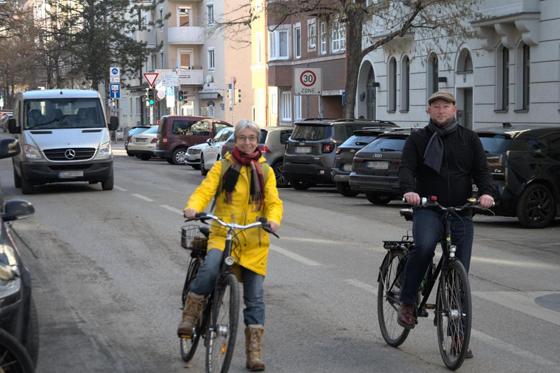 Die SPD-Politiker Nina Reitz (BA 5) und Andreas Schuster (Stadtrat) schlagen vor, dass Radler in der Preysingstraße immer bis zur Ampel vorfahren können, statt hinter den Autos warten zu müssen. Foto: Peter Martl