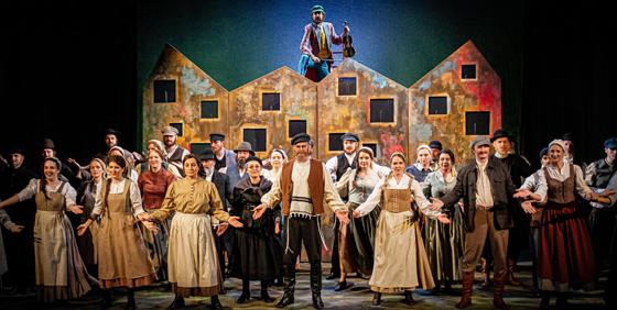 Das Freie Landestheater Bayern zeigt das Musical "Anatevka". Ein Fest für alle Sinne. Foto: Robert James Perkins