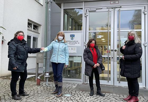 Vertreter des SPD-Ortsvereins aus Unterhaching übergaben eine Spende an den Förderverein der Grundschule an der Jahnstraße.  Foto: SPD Unterhaching