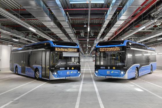 Die MVG verfügt seit Dezember 2021 über insgesamt 25 E-Busse. Bis 2035 soll die gesamte Busflotte auf Fahrzeuge mit Elektro-Antrieb umgestellt sein. Foto: SWM MVG