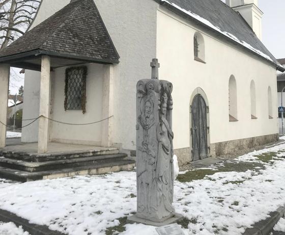 Die Grafinger Aegidius-Säule vor der Leonhardikirche im winterlichen Ambiente. Foto. Privat