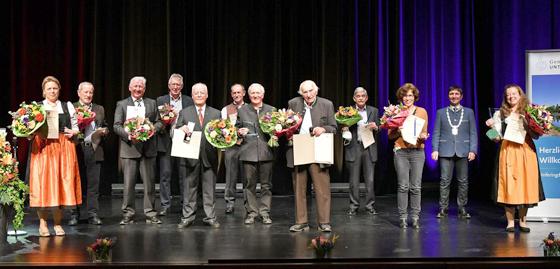 Im Namen der Gemeinde Unterföhring sagte Bürgermeister Andreas Kemmelmeyer (Zweiter von rechts) "Danke" an zahlreiche Ehrenamtliche. Foto: Gemeinde Unterföhring/foe