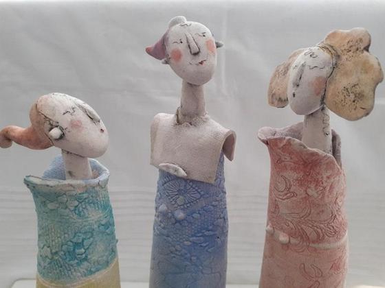 Sonja Moss-Dolega ist eine renommierte Keramikkünstlerin, die seit Jahrzehnten mit Ton ihre zauberhaften Kunstwerke formt. Sie leitet die Kurse für Senioren. Foto: Moss-Deloga