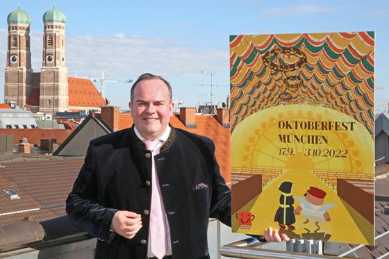 Der Wiesn-Chef und Leiter des Referats für Arbeit und Wirtschaft, Clemens Baumgärtner, präsentiert das offizielle Oktoberfestplakat 2022. Foto: Michael Nagy/Presseamt