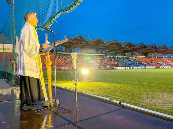 Rund 900 Besucher nahmen am Gottesdienst im Stadion der SpVgg Unterhaching teil, der von Pfarrer Axel Windecker gehalten wurde. Foto: SpVgg