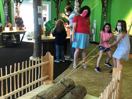 Ganz schön schwer, so ein Holzstamm. Gemeinsam geht es aber gleich viel leichter, stellen die Besucher des Kindermuseums fest.  Foto: hw