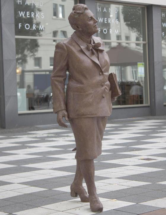 Denkmal für Politikerin Elisabeth Selbert am Scheidemann-Platz in Kassel. Foto: Codc, CC BY-SA 4.0