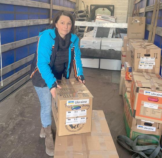 Gabriela Goltios, Leitung der Unterhachinger Klawotte, hat mit ihren ehrenamtlichen Helfern fleißig Spenden für die Geflüchteten aus der Ukraine gesammelt. foto: Klawotte