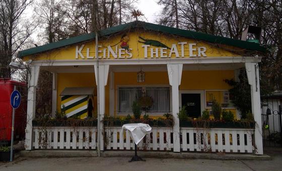 Am Eingang zum Bürgerpark Oberföhring sitzt das Kleine Theater im Pförtnerhaus. Foto: bs