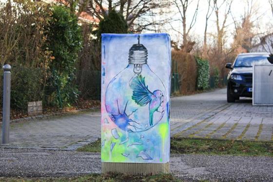 Dieser Verteilerkasten am Seidl-Kreuz-Weg 60 wurde von Silke Seeger künstlerisch gestaltet. Foto: Gemeinde Ismaning