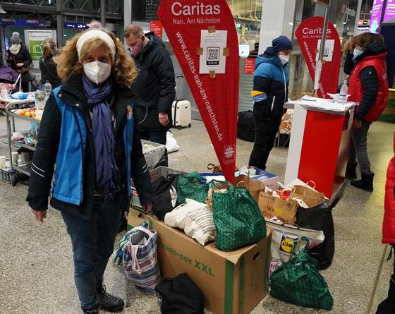 Bettina Spahn bringt frisch gepackte Provianttüten für die ankommenden Geflüchteten aus der Ukraine von der Bahnhofsmission zum Caritas-Infopoint am Münchner Hauptbahnhof. Foto: M. Dillmeier/Caritas München