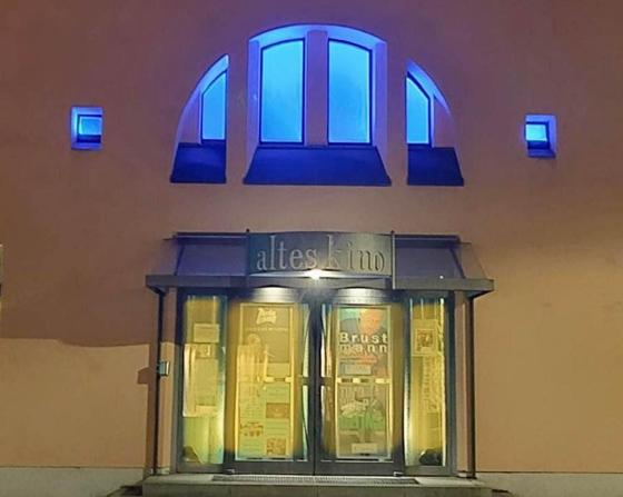 Das alte kino erstrahlte am Donnerstagabend in den Farben der ukrainischen Nationalflagge. Foto: Altes kino