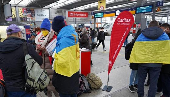 Es werden täglich mehr Kriegsflüchtlinge bei der Anlaufstelle für ankommende Flüchtlinge aus der Ukraine am Münchner Hauptbahnhof. Foto: M. Dillmeier/Caritas München