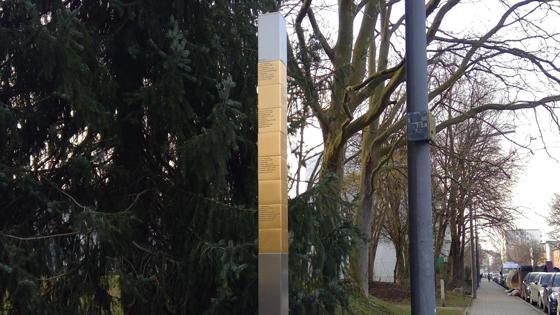 Inzwischen gibt es in München auch Erinnerungszeichen für ermordete Sinti und Roma, hier in der Sintpertstraße (Giesing) für die achtköpfige Familie Reinhardt. Foto: bs