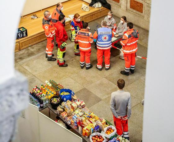 Die ehrenamtlichen Helferinnen und Helfer haben auch die tägliche Versorgung der ankommenden Geflüchteten in der Notunterkunft übernommen. Foto: BRK/Gerhard Bieber