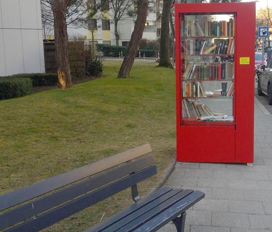 Er fällt sofort ins Auge  und eine Bank steht praktischerweise auch gleich daneben: der neue öffentliche Bücherschrank in der St.-Cajetan-Straße. Foto: bs