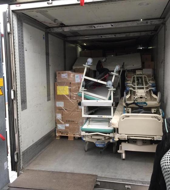 Der Lastwagen mit den gespendeten medizinischen Hilfsgütern wie etwa Untersuchungsliegen wurde im polnischen Wola Mrokowska inzwischen entladen. Foto:  Osteuropahilfe