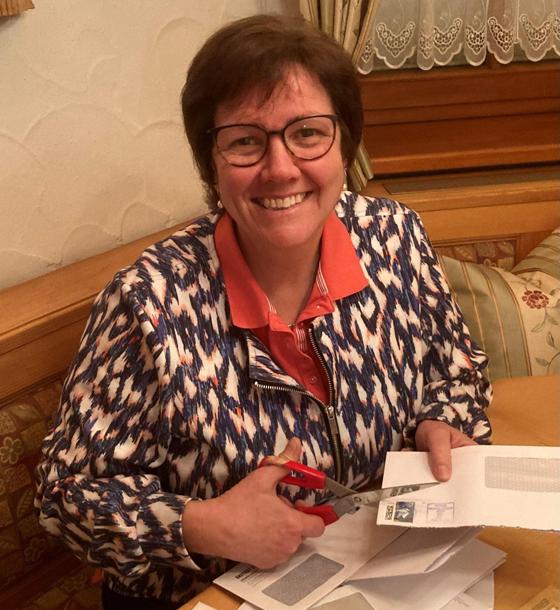 Helga Geißler organisiert in der Kolping Erding seit über zwei Jahrzehnten das Sammeln von Briefmarken.  Foto: Privat