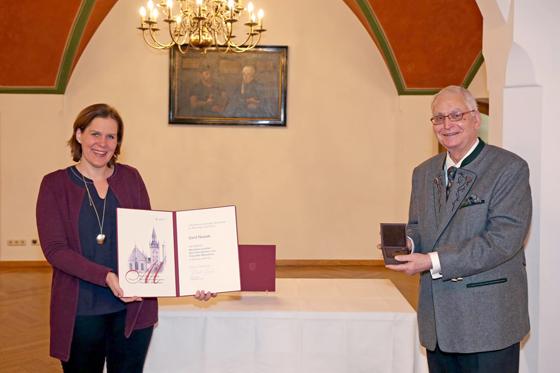 Bürgermeisterin Verena Dietl dankte Gerd Novak für sein langes Engagement. Foto: Michael Nagy/Presseamt
