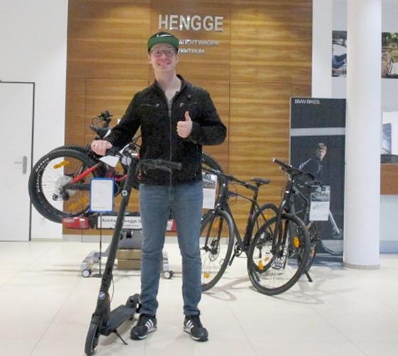 Der strahlende Gewinner des Hauptpreises erhielt seinen E-Scooter von der Firma Hegge. Foto: Klingan