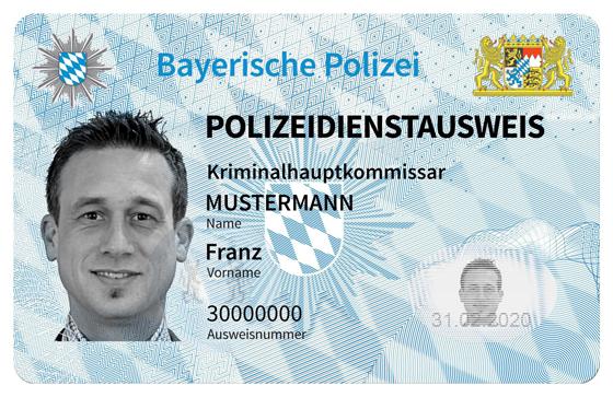 Hochmodern und besonders fälschungssicher: Die neuen Dienstausweise der Bayerischen Polizei. Foto: Polizeipräsidium Oberpfalz/Tobias Weingärtner
