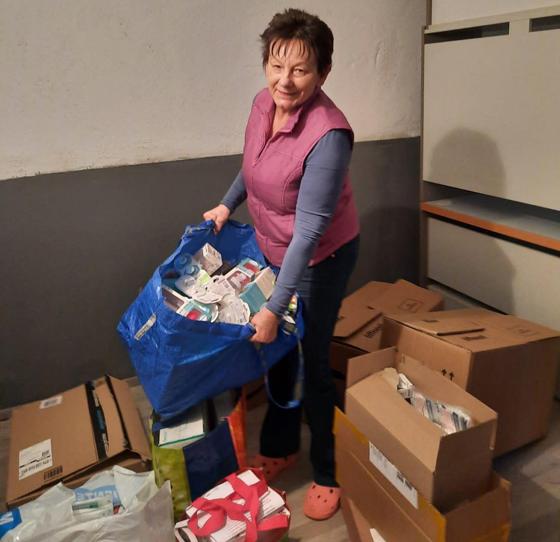 Margit Brunnhuber beim Einpacken von Hilfsgütern der Aktion "Hilfe für die Ukraine". Foto: Brunnhuber