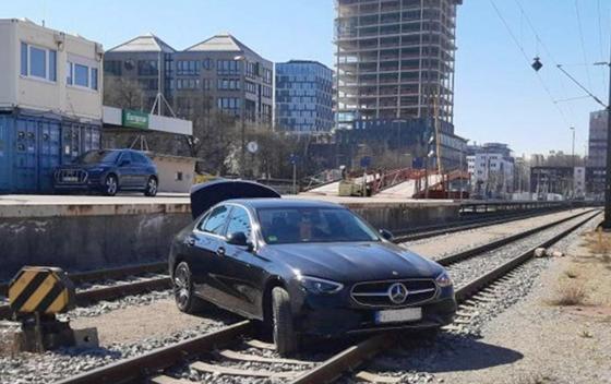 Ein Auto am Gleis - das sieht man nicht alle Tage. Der Fahrer blieb zum Glück unverletzt. Foto: Bundespolizei