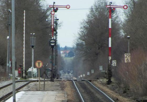 Die 145 Kilometer lange Ausbaustrecke 38 von München über Mühldorf nach Freilassing und Burghausen wird durchgehend elektrifiziert. Foto: kw