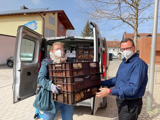 Jutta Rasp, Leiterin der Feldkirchener Engel, sammelt täglich ausgemusterte Lebensmittel aus den umliegenden Supermärkten und Bäckereien ein. Foto: oh