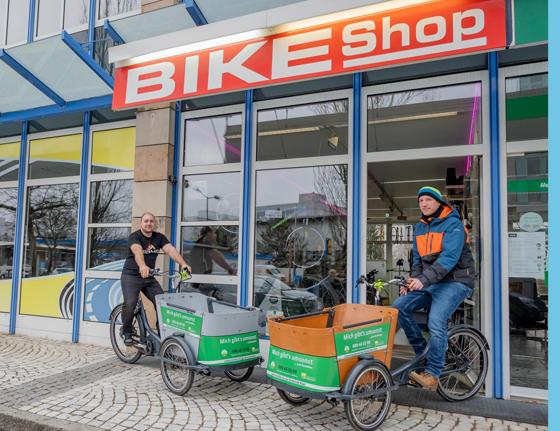 BikeShop-Geschäftsführer Waldemar Klasmann (li) und Clemens Oswald vom Umweltamt der Gemeinde Haar freuen sich über viele Ausleihwillige. Foto: Gemeinde Haar