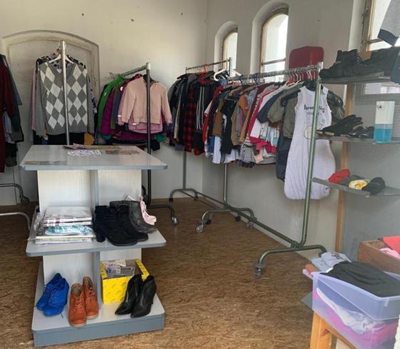 In der Kleiderkammer des Allerlei dürfen sich ukrainische Geflüchtete mit Kleidund eindecken. Foto: Allerlei