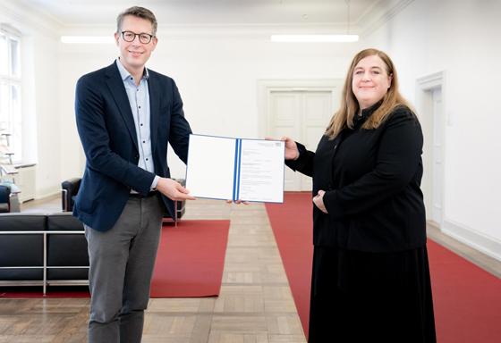 Kunstminister Markus Blume überreicht Prof. Karen Pontoppidan das Bestellungsschreiben. Foto: ©StMWK/AK