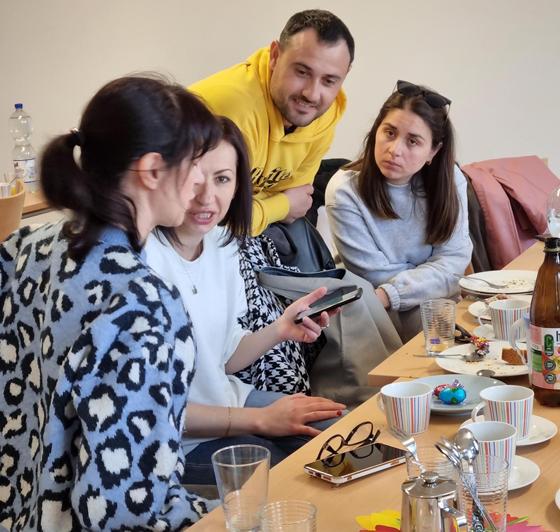 Die Nachbarschaftshilfe Neufahrn lädt ukrainische Familien zu Kaffee und Kuchen ein. Foto: Verein