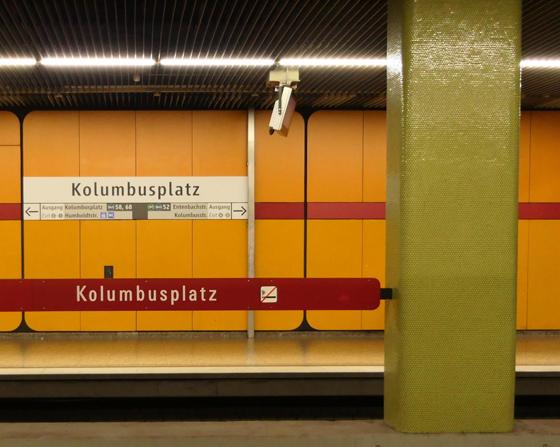 Bisher hält am Kolumbusplatz nur die U-Bahn. Die Gleise der Bahn führen aber direkt oben drüber. Foto: bs