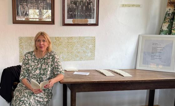 Die Lyrikerin Andrea Wecke las beim ersten Offentag nach zwei Jahren im Heimatmuseum in Arget aus ihren Gedichten vor.  Foto: Privat