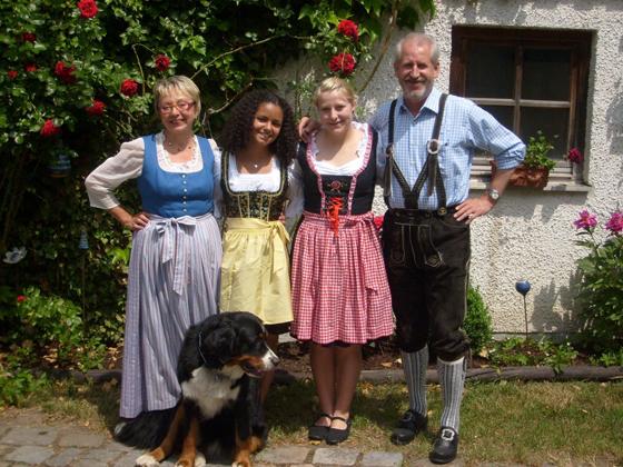 Gelebter Austausch der Kulturen: eine Austauschschülerin mit ihrer deutschen Gastfamilie. Foto: YFU