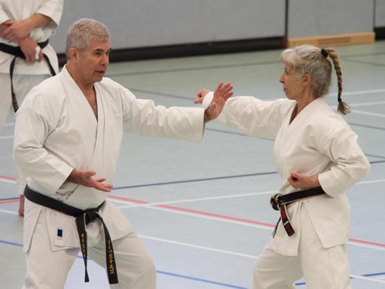 Fritz Oblinger (9. Dan) unterwies seine Karate-Schüler in einer besonderen Form der Grundschul-Kata. Foto: Christian Killer