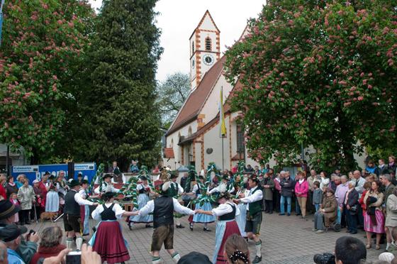 2019 gab es in Moosach zum bisher letzten Mal ein Maibaumfest. Heuer ist es wieder soweit. Foto: Benjamin Hilbig