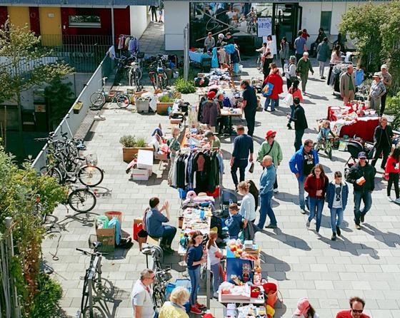 Dieses Jahr gibt es wieder ein buntes Flohmarkttreiben bei den Hofflohmärkten in der Messestadt. Foto. Bettina Brömme