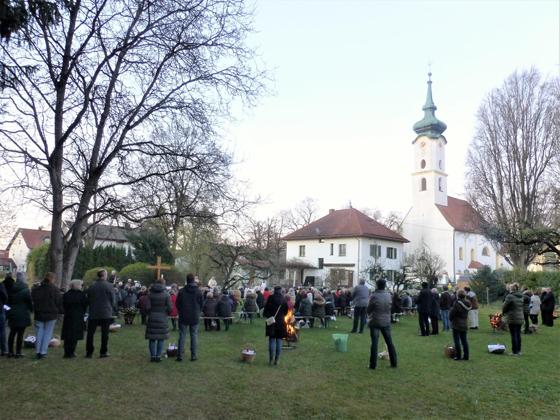 Rund 300 Gläubige feierten zusammen die Osternacht unter dem Abendrot über Pliening. Foto: Georg Rittler