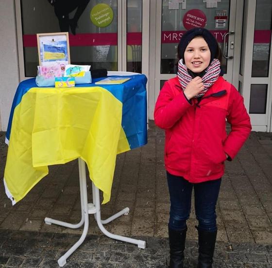 Elin verkaufte ihre selbst gebastelten Karten zu Gunsten der Ukraine-Hilfe Riemerling. 266 Euro kamen auf diesem Wege zustande. Foto: Baninsky