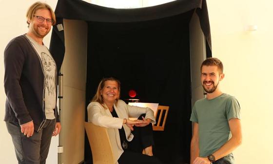 Von links nach rechts: Sven Hussock, Julia Schönfeld-Knor und Bernhard Paquet freuen sich über den Erfolg des Moosacher Kinderradios. Das Format des Podcasts entwickelt sich immer weiter. Foto: Privat