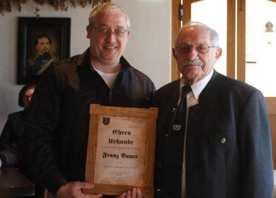Für seine über 40-jährige Mitgliedschaft bei der SKK wurde Franz Bauer vom Vereinsvorstand Stefan Wolf mit einer Urkunde geehrt. Foto: Otto Hartl